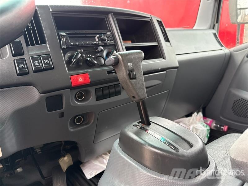 Isuzu NQR Tovornjaki zabojniki