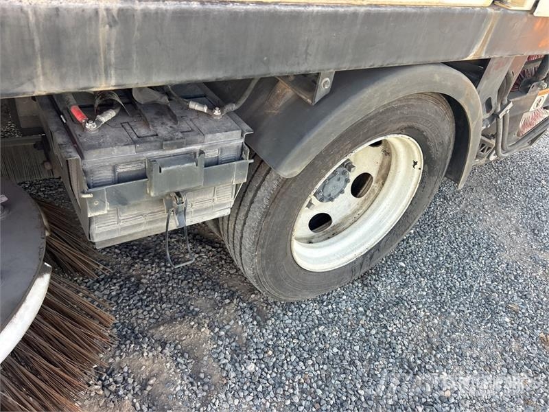 Isuzu NQR Pometalni stroji