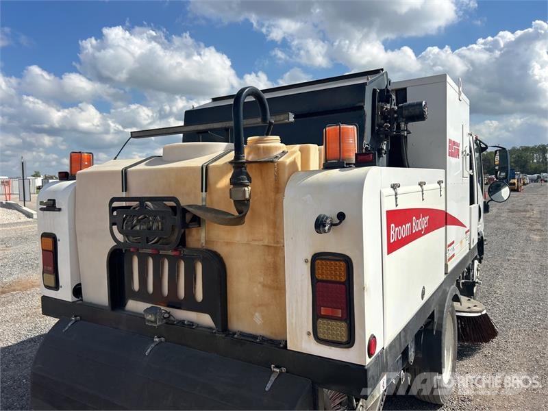 Isuzu NQR Pometalni stroji