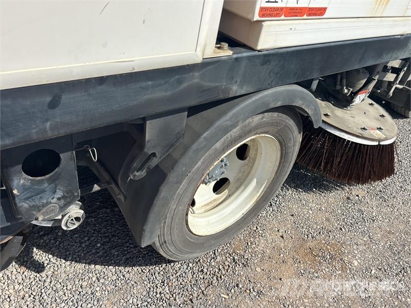 Isuzu NQR Pometalni stroji