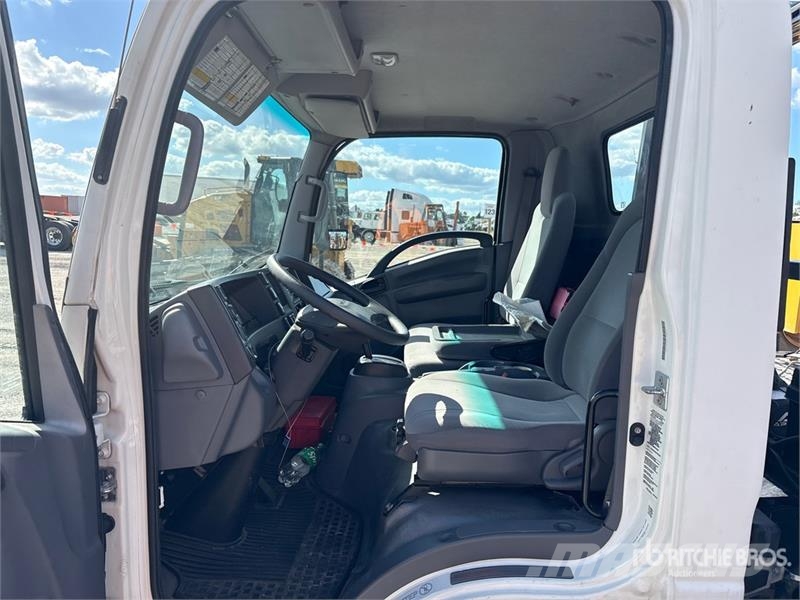 Isuzu NQR Evakuators ar manipulatoru
