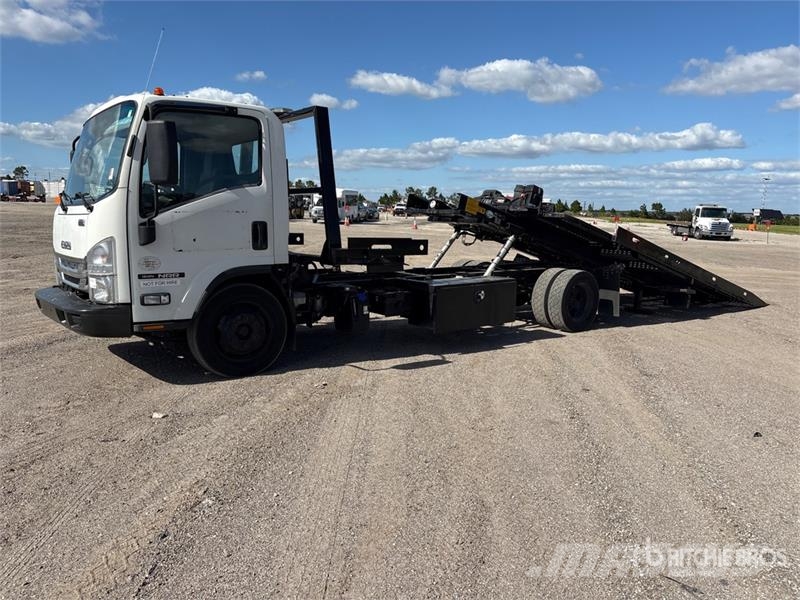 Isuzu NQR Evakuators ar manipulatoru