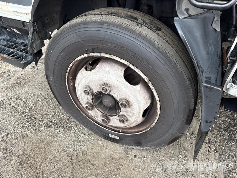 Isuzu NQR Tovornjaki zabojniki
