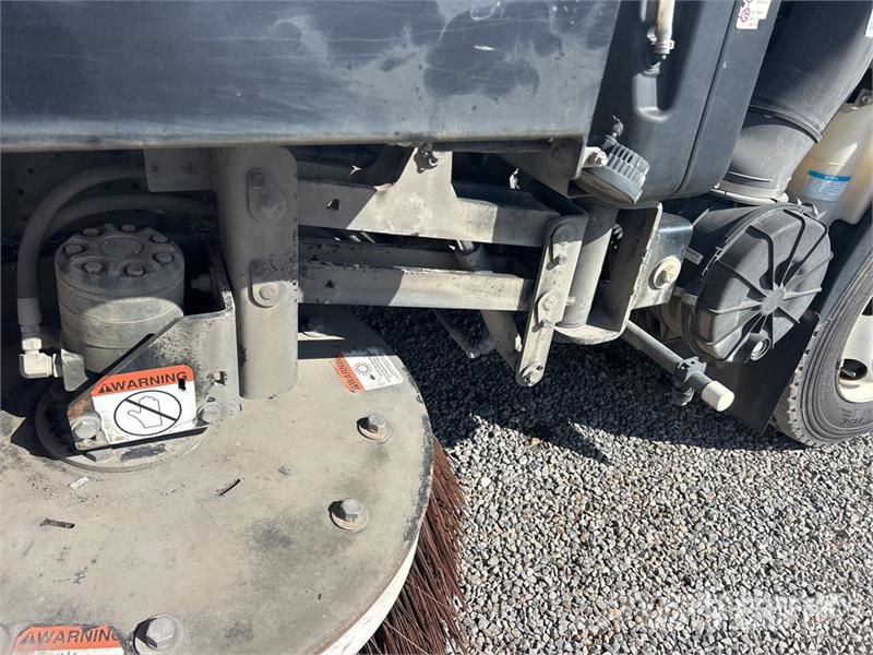Isuzu NQR Pometalni stroji