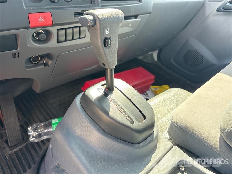 Isuzu NQR Evakuators ar manipulatoru