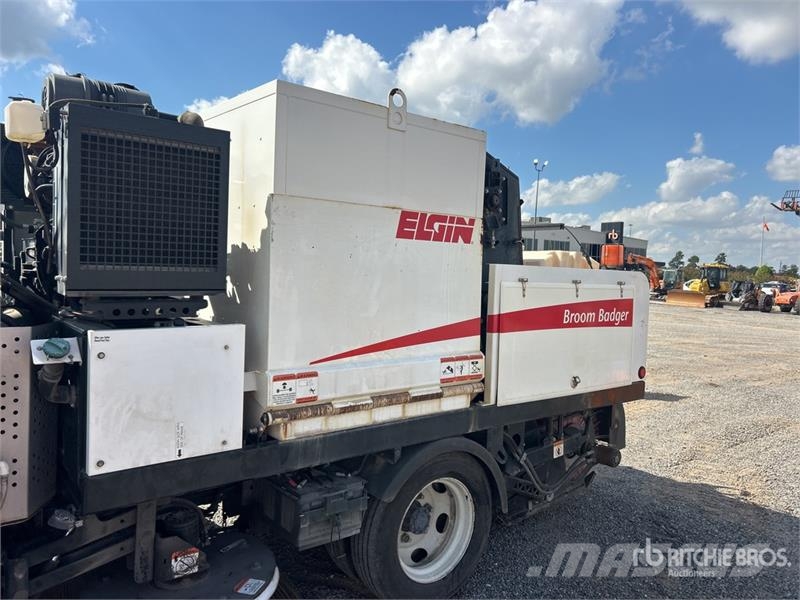 Isuzu NQR Pometalni stroji