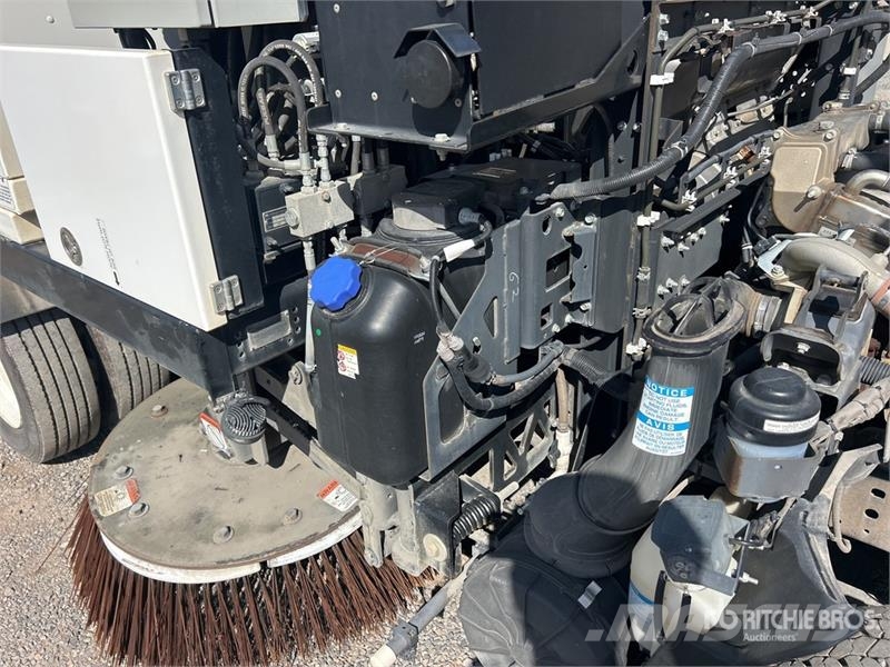 Isuzu NQR Pometalni stroji