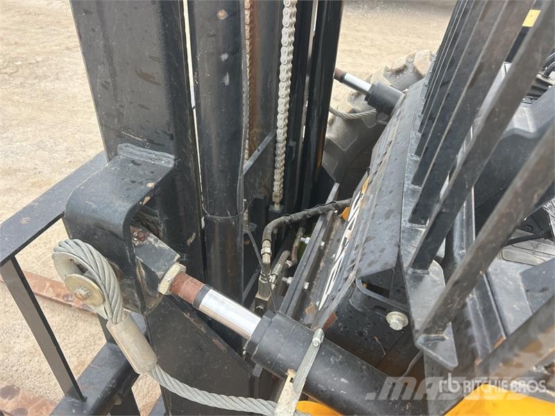 JCB 930-4 6000 lb Rough Terrain Forklift Maastotrukit