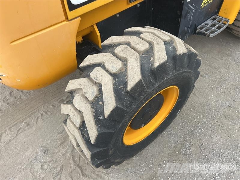 JCB 930-4 6000 lb Rough Terrain Forklift Maastotrukit