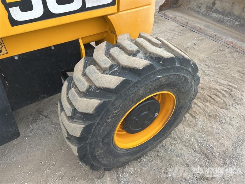JCB 930-4 6000 lb Rough Terrain Forklift Maastotrukit
