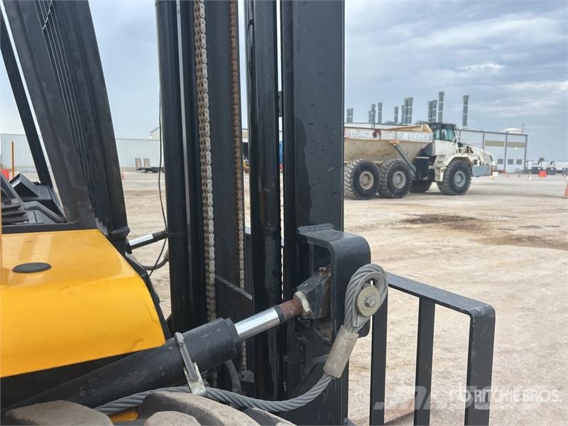 JCB 930-4 6000 lb Rough Terrain Forklift Maastotrukit