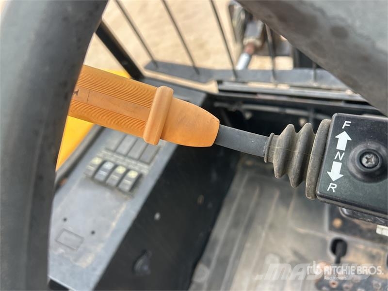 JCB 930-4 6000 lb Rough Terrain Forklift Maastotrukit