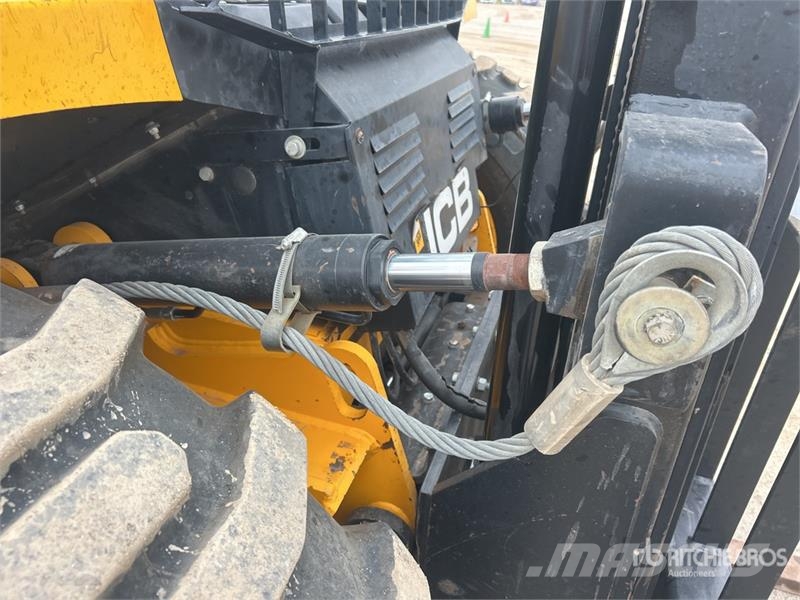 JCB 930-4 6000 lb Rough Terrain Forklift Maastotrukit