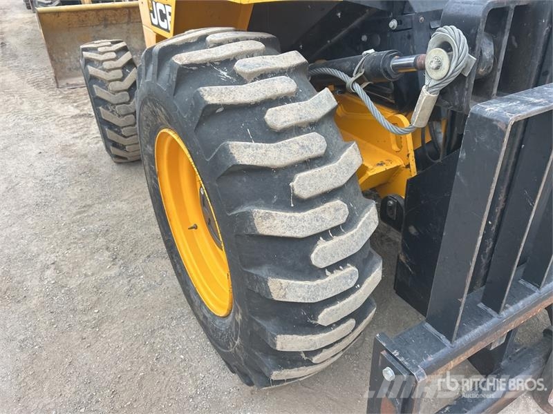 JCB 930-4 6000 lb Rough Terrain Forklift Maastotrukit