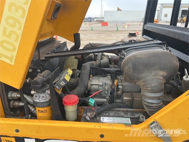 JCB 930-4 6000 lb Rough Terrain Forklift Maastotrukit