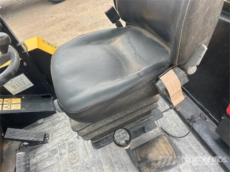 JCB 930-4 6000 lb Rough Terrain Forklift Maastotrukit