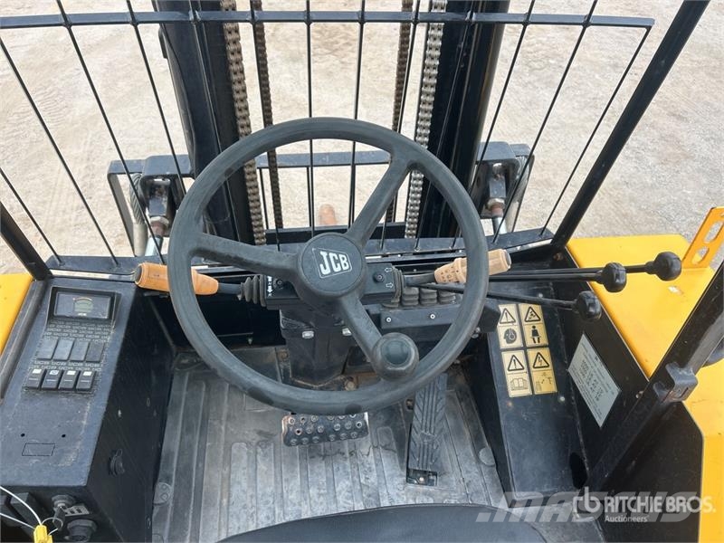 JCB 930-4 6000 lb Rough Terrain Forklift Maastotrukit