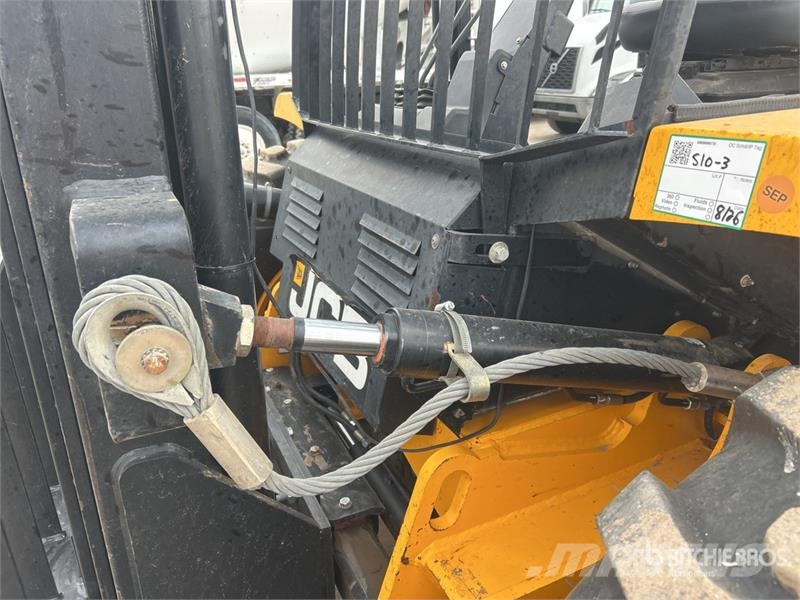 JCB 930-4 6000 lb Rough Terrain Forklift Maastotrukit