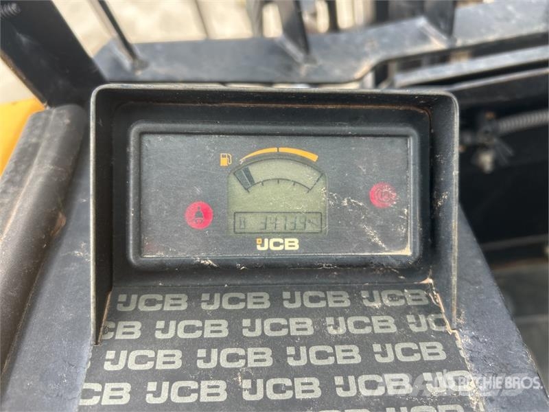 JCB 930-4 6000 lb Rough Terrain Forklift Maastotrukit