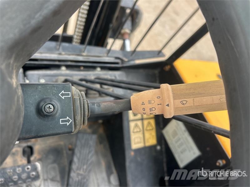 JCB 930-4 6000 lb Rough Terrain Forklift Maastotrukit