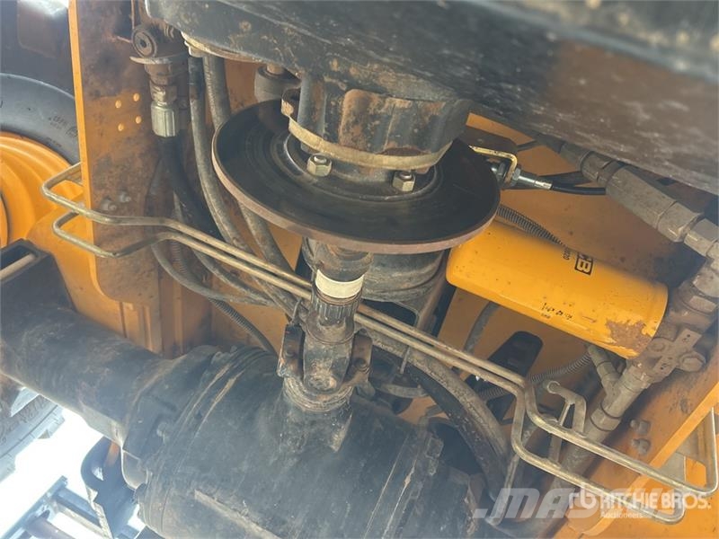 JCB 930-4 6000 lb Rough Terrain Forklift Maastotrukit
