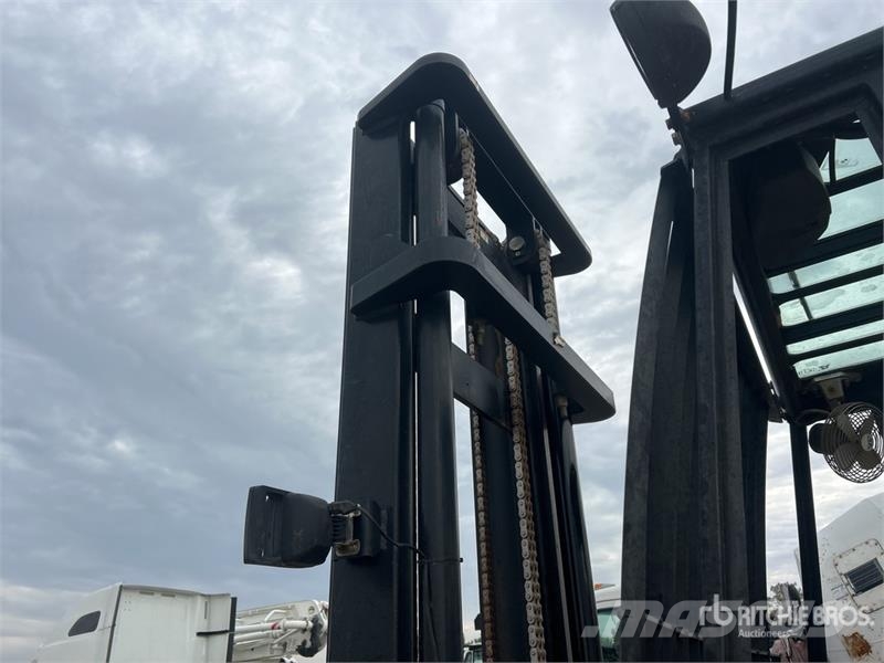 JCB 930-4 6000 lb Rough Terrain Forklift Maastotrukit