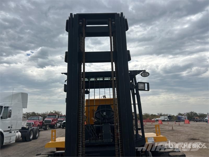 JCB 930-4 6000 lb Rough Terrain Forklift Maastotrukit