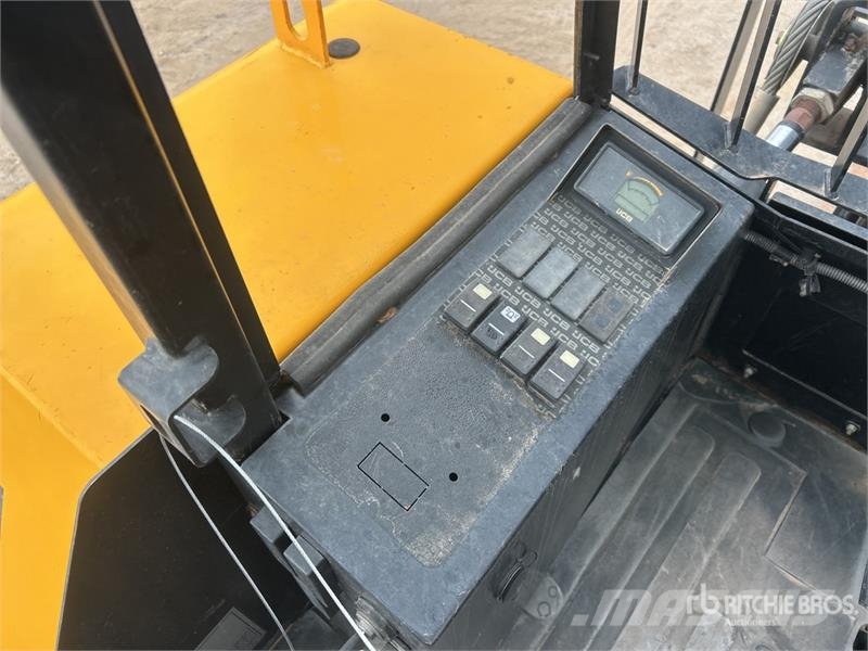 JCB 930-4 6000 lb Rough Terrain Forklift Maastotrukit