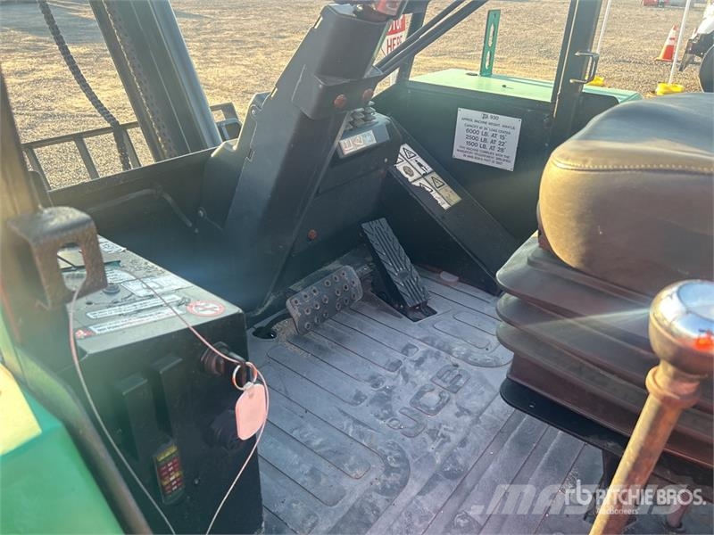 JCB 9304 6000 lb 4x4 Rough Terrain Forklift Tereptargonca
