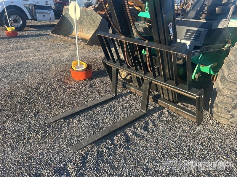 JCB 9304 6000 lb 4x4 Rough Terrain Forklift Tereptargonca