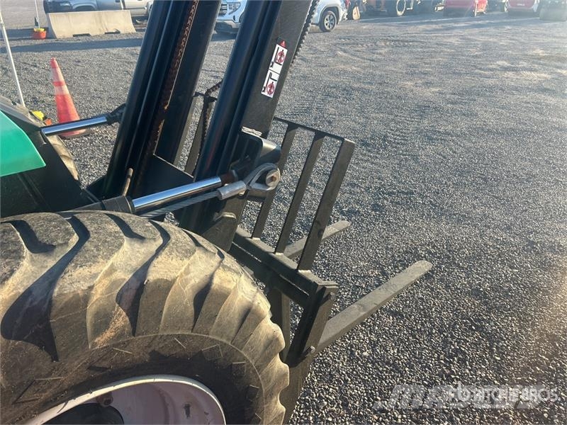 JCB 9304 6000 lb 4x4 Rough Terrain Forklift Tereptargonca