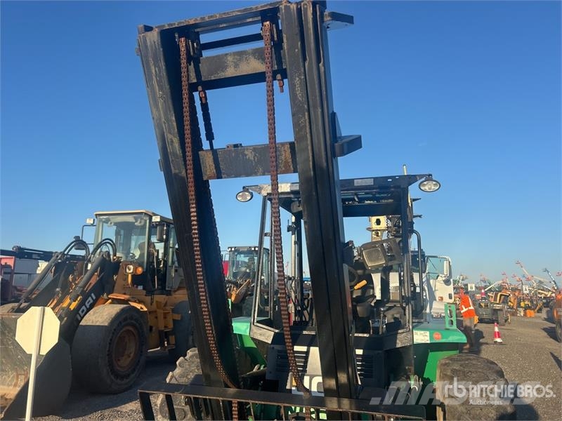 JCB 9304 6000 lb 4x4 Rough Terrain Forklift Tereptargonca
