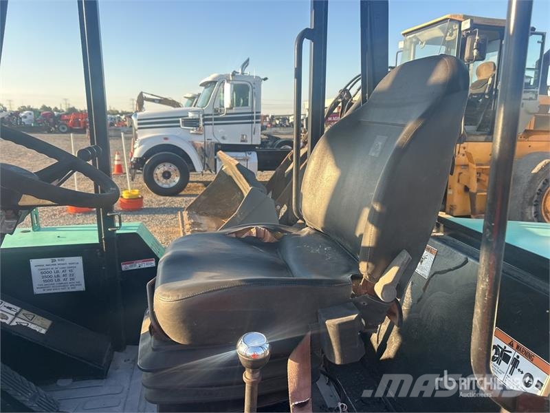 JCB 9304 6000 lb 4x4 Rough Terrain Forklift Tereptargonca