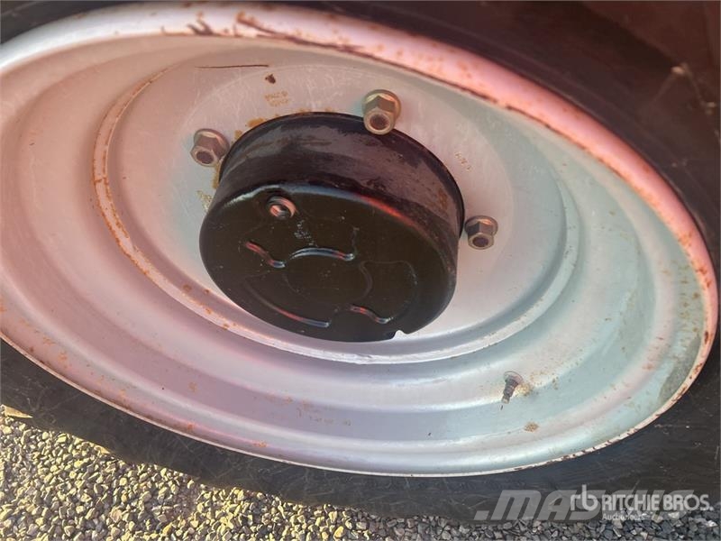 JCB 9304 6000 lb 4x4 Rough Terrain Forklift Tereptargonca