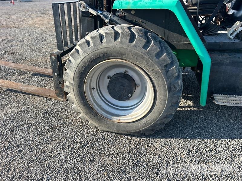 JCB 940 8000 lb 4x4 Rough Terrain Forklift 越野叉车|叉装车