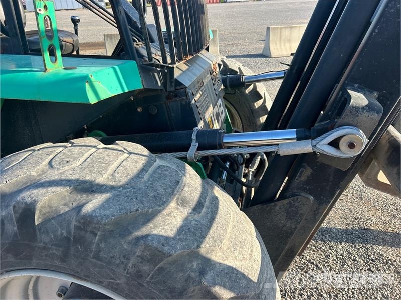JCB 940 8000 lb 4x4 Rough Terrain Forklift 越野叉车|叉装车
