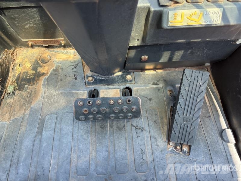 JCB 950-4 10000 lb 4x2 Rough Terrain Forklift Elevatore per esterni