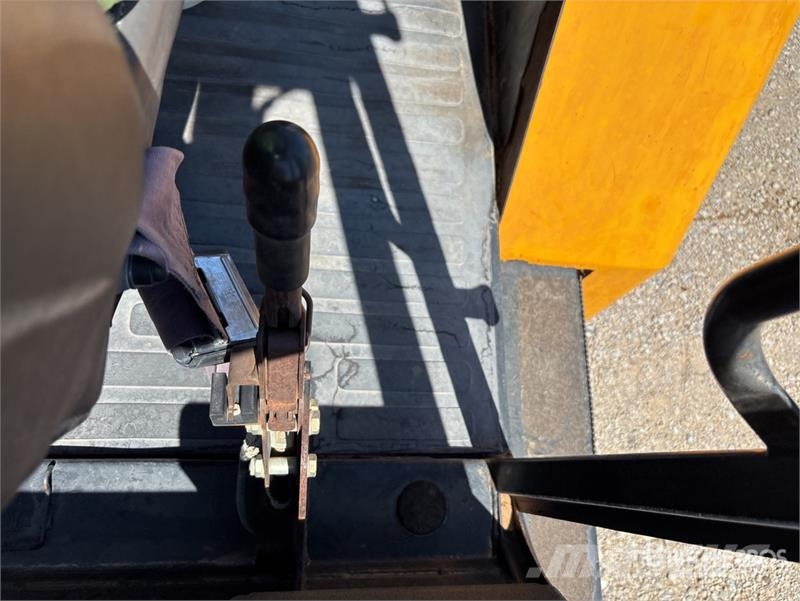 JCB 950-4 10000 lb 4x2 Rough Terrain Forklift Elevatore per esterni