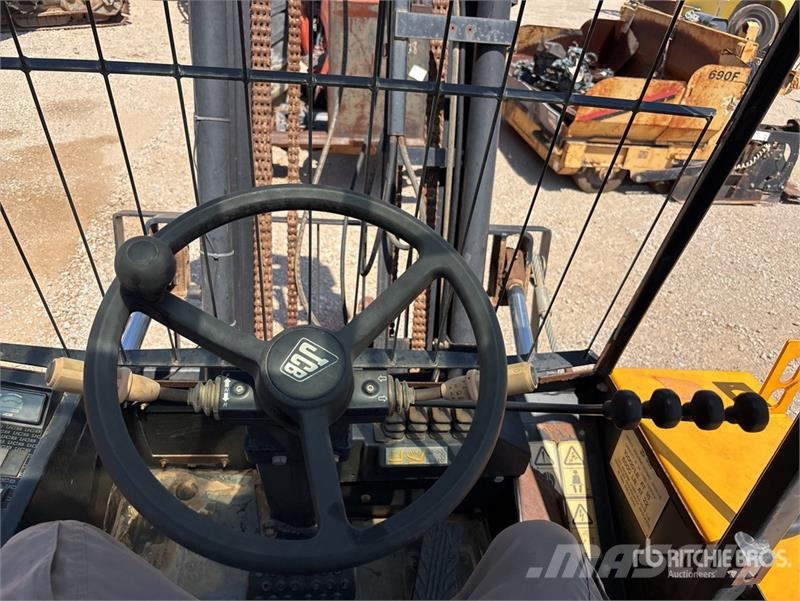 JCB 950-4 10000 lb 4x2 Rough Terrain Forklift Elevatore per esterni