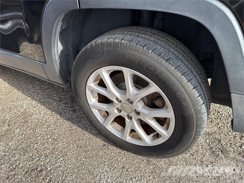 Jeep Cherokee Latitude 2WD SUV 汽车