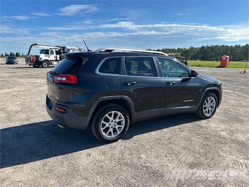 Jeep Cherokee Latitude 2WD SUV Otomobiller