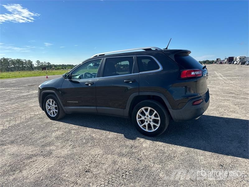 Jeep Cherokee Latitude 2WD SUV Otomobiller