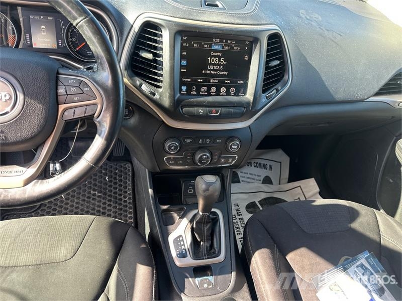 Jeep Cherokee Latitude 2WD SUV Otomobiller