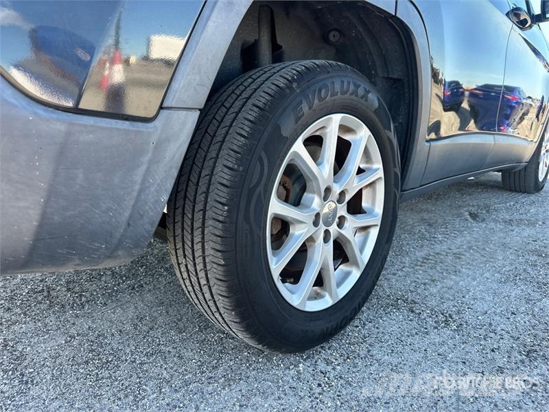 Jeep Cherokee Latitude 2WD SUV Otomobiller
