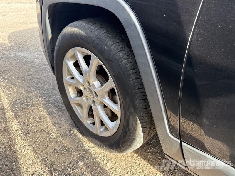 Jeep Cherokee Latitude 2WD SUV 汽车
