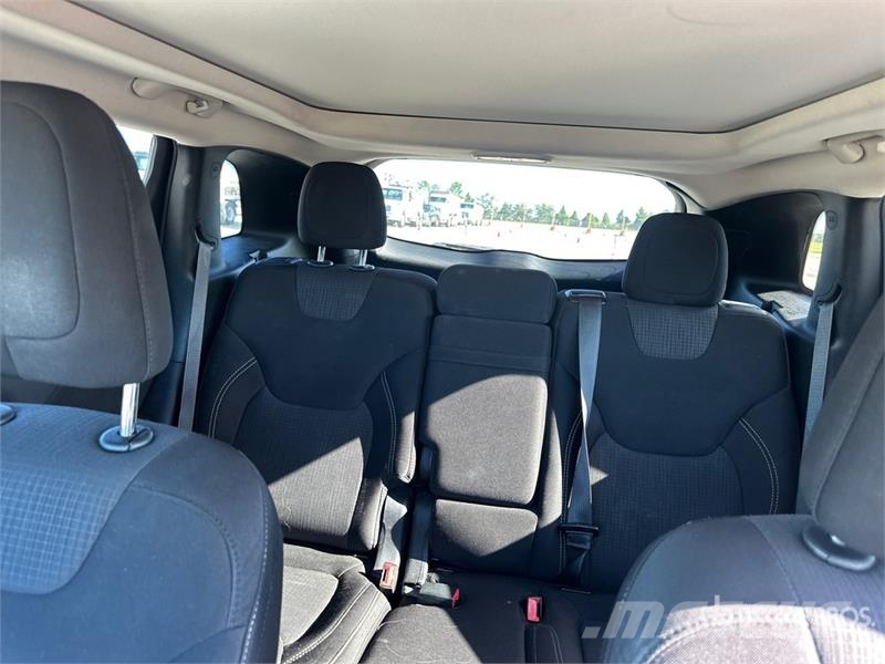 Jeep Cherokee Latitude 2WD SUV Otomobiller