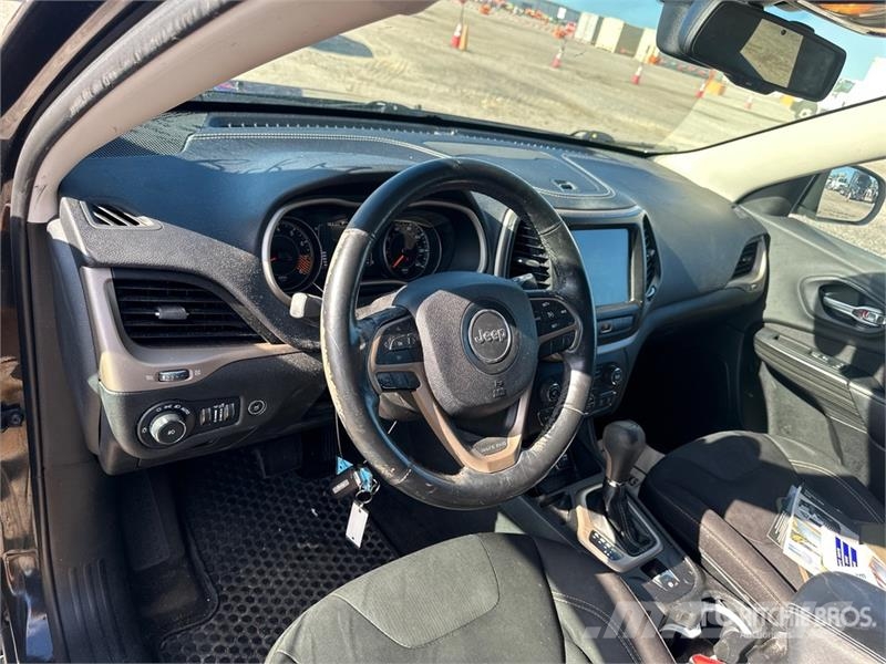 Jeep Cherokee Latitude 2WD SUV Otomobiller