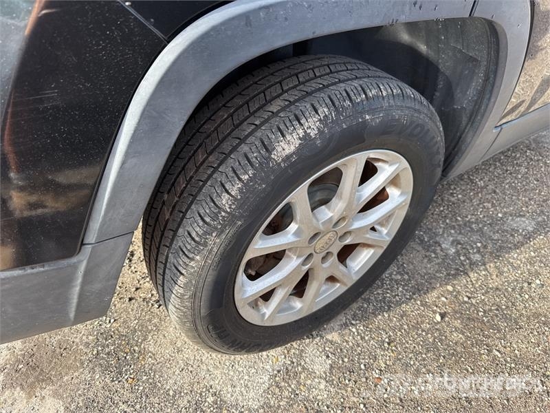 Jeep Cherokee Latitude 2WD SUV 汽车