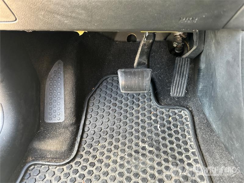 Jeep Cherokee Latitude 2WD SUV Otomobiller