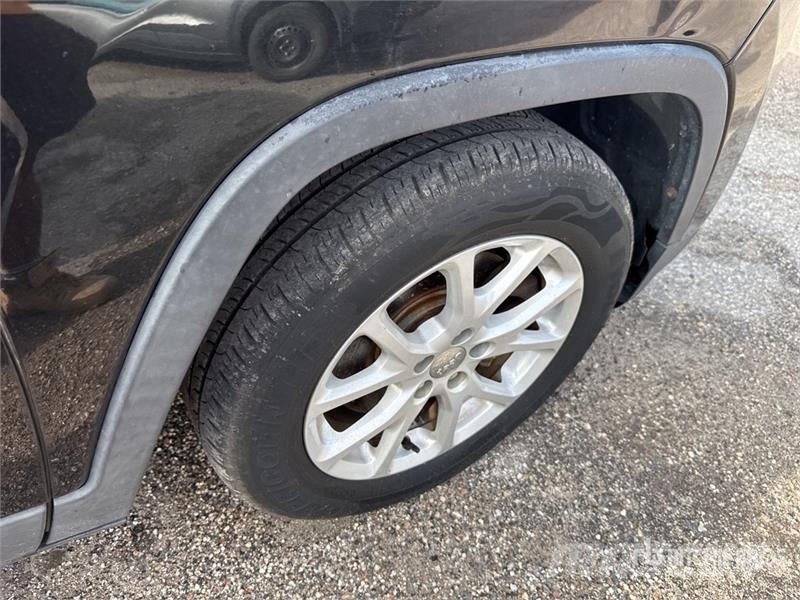 Jeep Cherokee Latitude 2WD SUV 汽车